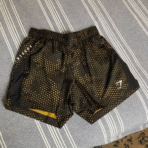 Gymshark 5” inseam Mens Print Shorts Medium Black Yellow-Gold